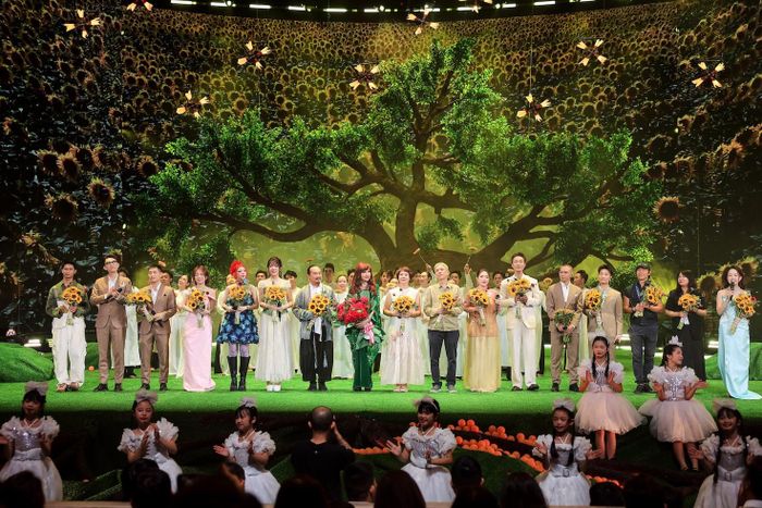 Các nghệ sĩ và ê-kíp thực hiện "true Concert - Tình Đất" nhận hoa từ BTC và cảm ơn khán giả. 