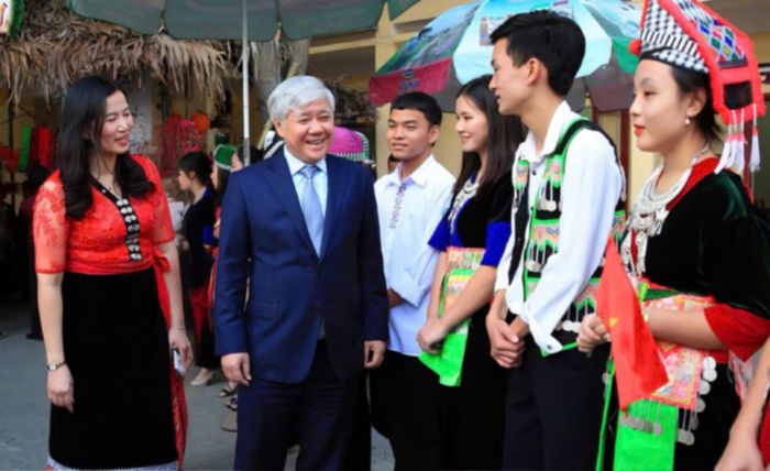 Phó Chủ tịch Thường trực Quốc hội Đỗ Văn Chiến khi làm Bộ trưởng, Chủ nhiệm Ủy ban Dân tộc (nay là Bộ Dân tộc và Tôn giáo) đã đến thăm, trò chuyện với học sinh Trường phổ thông dân tộc nội trú tỉnh Nghệ An ngày 6/12/2019. Ảnh tư liệu