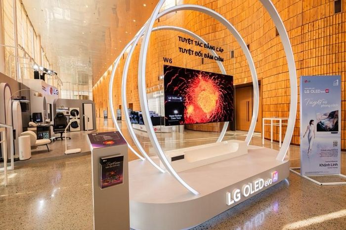 TV LG OLED evo AI W6 đánh dấu sự trở lại của thiết kế dán tường với màn hình siêu mỏng chỉ khoảng 9,9mm.
