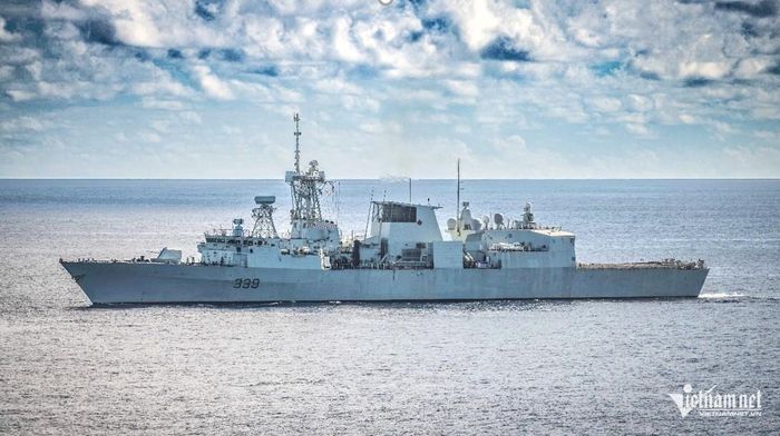 HMCS Charlottetown là tàu chiến hạng nhẹ lớp Halifax với thủy thủ đoàn khoảng 240 người thuộc Hải quân Hoàng gia Canada và các phi công thuộc Không quân Hoàng gia Canada vận hành và hỗ trợ trực thăng bay biển CH‑148 Cyclone trên tàu. Ảnh: Đại sứ quán Canada tại Việt Nam 