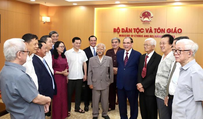 Nguyên Tổng Bí thư Nông Đức Mạnh cùng lãnh đạo, nguyên lãnh đạo cơ quan quản lý nhà nước về lĩnh vực công tác dân tộc qua các thời kỳ trò chuyện tại lễ kỷ niệm. Ảnh: Tuấn Ninh