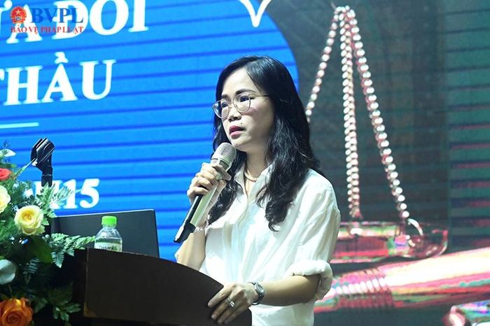  Bà Ngô Chí Linh, Trưởng phòng Cục Quản lý Đấu thầu, Bộ Tài chính trình bày chuyên đề. Ảnh: NH.