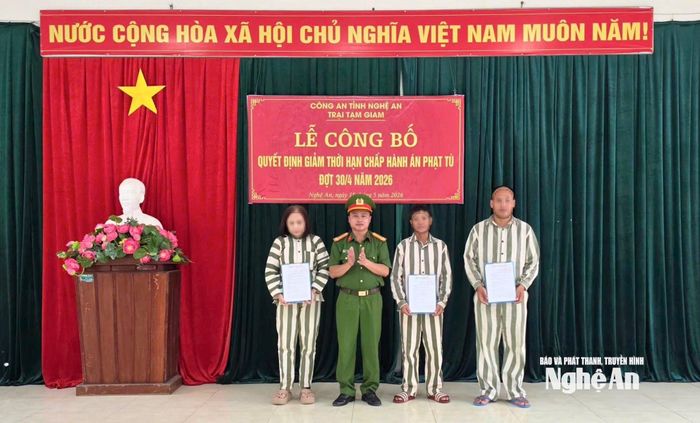 Trao quyết định cho 3 phạm nhân được giảm hết thời hạn chấp hành án phạt tù còn lại. Ảnh: P.V