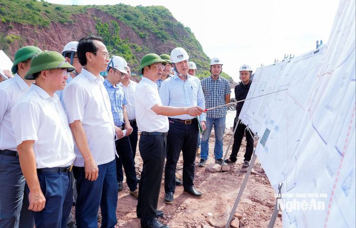 Phó Chủ tịch Thường trực UBND tỉnh Bùi Thanh An kiểm tra tiến độ triển khai thực hiện dự án. Ảnh: Phạm Bằng
