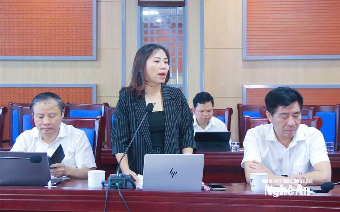 Đồng chí Hoàng Thị Thu Hiền - Ủy viên Ban Chấp hành Đảng bộ tỉnh, Phó Chủ tịch Ủy ban MTTQ Việt Nam tỉnh, Chủ tịch Hội LHPN tỉnh, thành viên Ban Văn hóa - Xã hội đề xuất, bổ sung nội dung hoạt động của ban. Ảnh: Mai Hoa