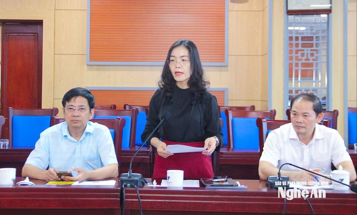 Phó Chánh Văn phòng Đoàn đại biểu Quốc hội và HĐND tỉnh tham gia ý kiến tại cuộc làm việc. Ảnh: Mai Hoa