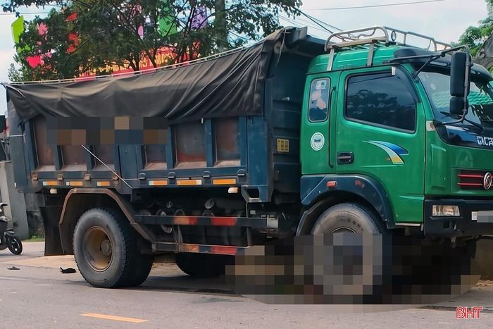 Hiện trường vụ tai nạn giao thông giữa xe tải với xe máy điện làm 2 người tử vong ở xã Trường Lưu, tỉnh Hà Tĩnh xảy ra vào chiều 12/5.