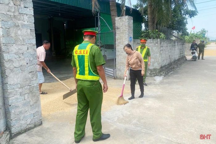 Công an xã Can Lộc yêu cầu gia đình bà Nguyễn Thị Q. (SN 1983, trú thôn 10, xã Can Lộc) thu dọn lúa phơi lấn chiếm lòng đường trên tuyến đường trục thôn ở địa phương.