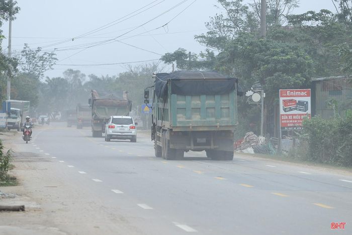Lượng phương tiện vận chuyển vật liệu xây dựng gia tăng gây áp lực cho công tác bảo đảm trật tự ATGT trên địa bàn tỉnh.