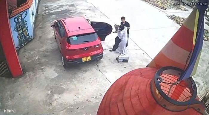  Hình ảnh trích xuất camera vụ việc người phụ nữ mang cha già bệnh tật đem bỏ lại tại một ngôi chùa ở TP Hải Phòng, gây chấn động dư luận về đạo đức ứng xử trong gia đình gần đây. Ảnh: Internet. 