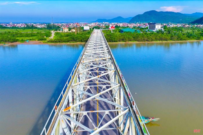 Theo yêu cầu của cơ quan quản lý đường bộ, việc lắp đặt hệ thống lưới an toàn và điện chiếu sáng không được ảnh hưởng đến kết cấu cầu, công tác quản lý, bảo trì cũng như an toàn giao thông trên tuyến.