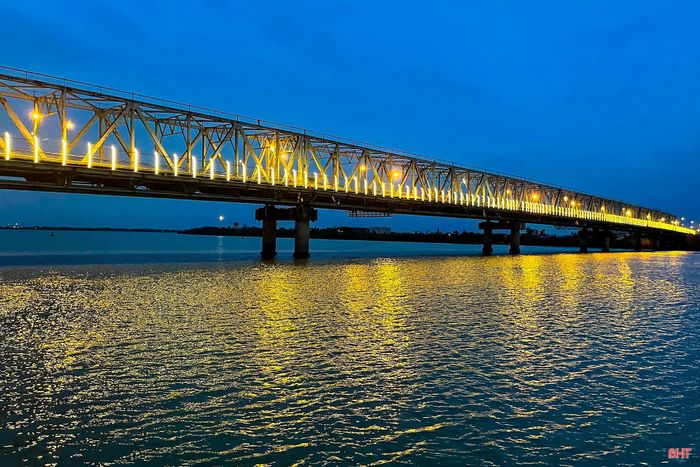 Cầu Bến Thủy 1 đang khoác lên diện mạo mới hiện đại, trở nên nổi bật hơn trên dòng sông Lam, tiếp tục đóng vai trò quan trọng là cửa ngõ kết nối Nghệ An với Hà Tĩnh.