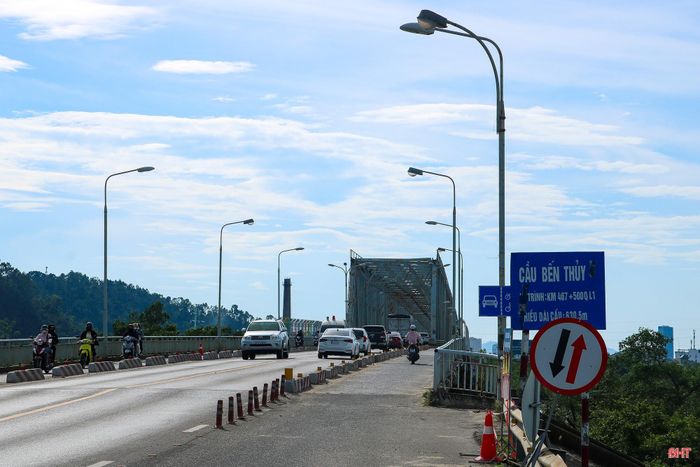 Giữa tháng 4/2026, Dự án “Xây dựng, lắp đặt hệ thống điện trang trí và hệ thống lưới an toàn cầu Bến Thủy 1 tại Km467+500 Quốc lộ 1” do UBND xã Nghi Xuân làm chủ đầu tư được triển khai. Đến nay, công trình đã cơ bản hoàn thiện. Toàn bộ chi phí đầu tư, lắp đặt, vận hành, bảo dưỡng và tháo dỡ công trình do địa phương tự bố trí thực hiện.