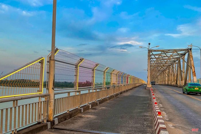 Khi mặt trời lặn, toàn bộ hệ thống đèn LED dọc lan can cầu sẽ được bật sáng. Hệ thống chiếu sáng được tính toán hướng chiếu phù hợp nhằm tránh hiện tượng chói lóa hoặc ánh sáng nhấp nháy gây mất tập trung cho người điều khiển phương tiện khi lưu thông qua cầu vào ban đêm.