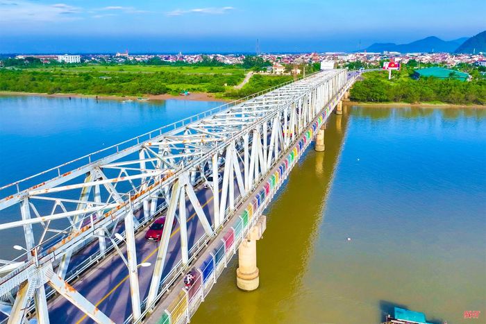 Dọc theo các thanh đứng và thanh ngang của hệ lan can mới, hệ thống đèn LED dây được bố trí nhằm tăng khả năng nhận diện công trình vào ban đêm.