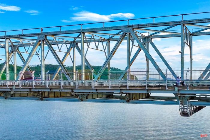 Phía mặt ngoài thành cầu, đơn vị thi công lắp đặt hệ thống điện chiếu sáng mỹ thuật áp sát lan can hiện trạng ở cả hai chiều lưu thông từ Nghệ An sang Hà Tĩnh và ngược lại.