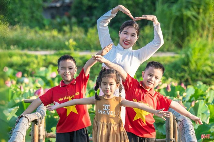 Thời tiết thuận lợi là cơ hội để nhiều gia đình lên đồ chụp ảnh, lưu giữ những khoảnh khắc đẹp bên đầm sen. Trong đó, áo dài vẫn luôn được ưu tiên lựa chọn bởi sự hài hòa, tôn lên vẻ duyên dáng của người phụ nữ Việt Nam.