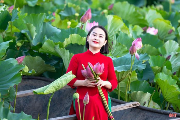 Sức hút từ vẻ đẹp thanh khiết, bình yên của hoa sen khiến nhiều du khách không ngại di chuyển quãng đường xa để lưu giữ cho mình những bộ ảnh đáng nhớ.
