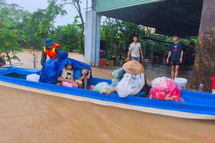Những người dân ở vùng thấp trũng được sơ tán tới các nhà dân 2 tầng để đảm bảo an toàn trong thời điểm ngập lụt.