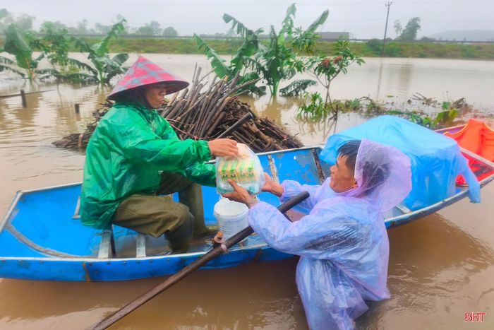 Các đoàn thiện nguyện hỗ trợ nhu yếu phẩm cho người dân xã Cẩm Duệ trong thời điểm lũ lụt, giao thông bị chia cắt vào tháng 11/2025.