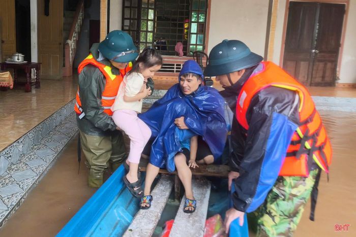 Người dân vùng ngập lụt hạ du hồ Kẻ Gỗ ở xã Cẩm Bình được sơ tán tới nơi an toàn vào ngày 1/11/2025.
