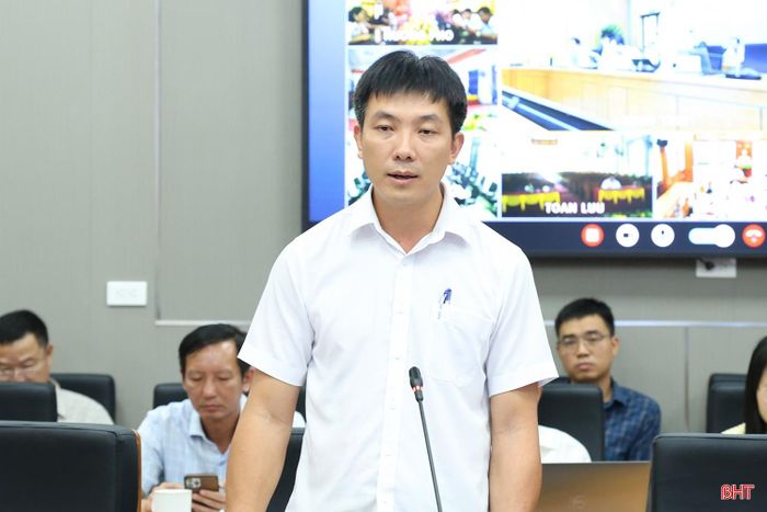 Phó Giám đốc Sở Xây dựng Tô Thái Hòa phát biểu tại cuộc họp.