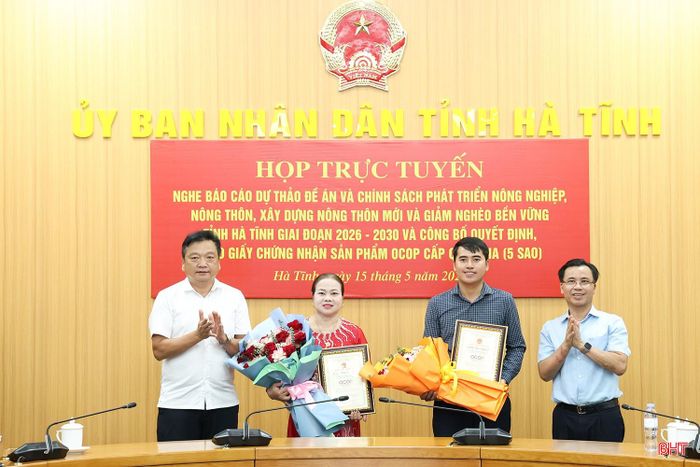 Cũng tại cuộc họp, UBND tỉnh Hà Tĩnh đã công bố quyết định và trao Giấy chứng nhận OCOP 5 sao cho 2 sản phẩm gồm: nước mắm Phú Khương của HTX Thu mua và Chế biến thủy hải sản Phú Khương (xã Kỳ Xuân) và nước mắm Luận Nghiệp của HTX Thu mua và Chế biến thủy hải sản Chiến Thắng (phường Hải Ninh).