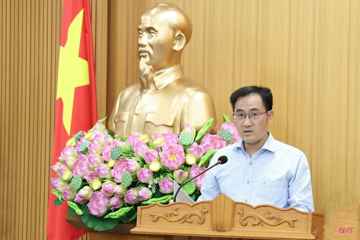 Phó Giám đốc Sở NN&amp;MT Nguyễn Thanh Hải trình bày dự thảo các đề án, nghị quyết tại cuộc họp.