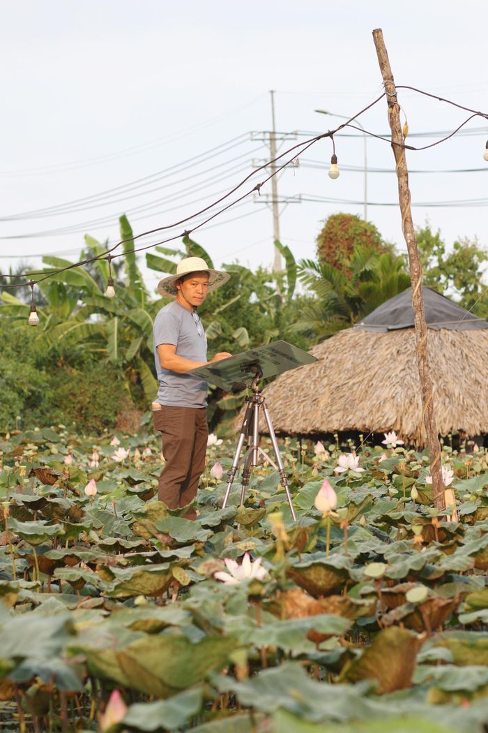 Họa sĩ Vũ Thành Tâm đang thực hành nghệ thuật giữa thiên nhiên