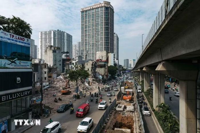 Tuyến đường Nguyễn Trãi đoạn qua khu vực thi công dự án Vành đai 2,5 luôn trong tình trạng đông phương tiện lưu thông. (Ảnh: Phạm Tuấn Anh/TTXVN)