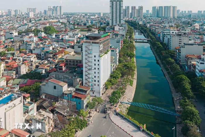 Khu vực nút giao ven sông Tô Lịch đang được mở rộng không gian hạ tầng nhằm kết nối các đoạn tuyến của dự án Vành đai 2,5. (Ảnh: Phạm Tuấn Anh/TTXVN)