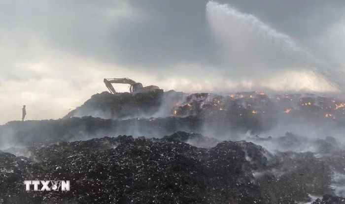 Đám cháy diễn ra suốt nhiều giờ vẫn rất khó dập tắt. (Ảnh: Phạm Cường/TTXVN)