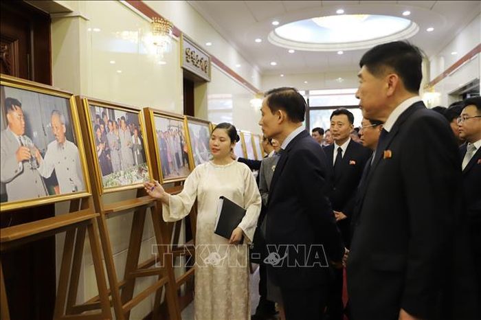 Các đại biểu dự sự kiện xem bức ảnh Chủ tịch Kim Nhật Thành và Chủ tịch Hồ Chí Minh - những người đặt nền móng xây dựng mối quan hệ hữu nghị Việt Nam - Triều Tiên. Ảnh: Đỗ Sinh/ PV TTXVN