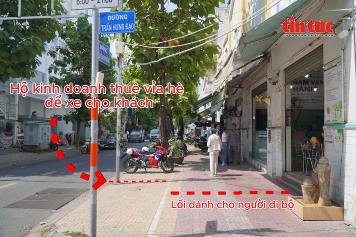 Phần vỉa hè trước cơ sở kinh doanh của ông Nguyễn Thanh Tùng trên đường Nguyễn Văn Đừng, được bố trí khu vực để xe và lối đi dành cho người đi bộ.