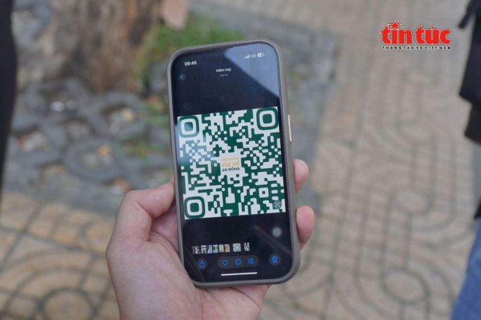Người dân chỉ cần quét mã QR để truy cập ứng dụng “Cấp phép lòng đường, vỉa hè An Đông” và thực hiện đăng ký trực tuyến.