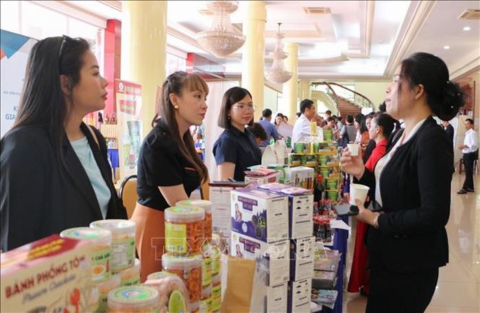 Các đại biểu tham quan, tìm hiểu sản phẩm của các địa phương khu vực miền Nam. Ảnh: Hồng Thái/TTXVN