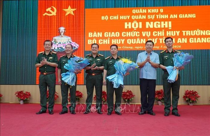 Thủ trưởng Quân khu 9 và lãnh đạo tỉnh An Giang tặng hoa chúc mừng các đồng chí nhận nhiệm vụ mới Ảnh: Văn Sĩ/TTXVN