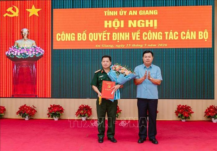Ông Nguyễn Tiến Hải, Bí thư Tỉnh ủy An Giang trao quyết định của Ban Thường vụ Tỉnh ủy An Giang chỉ định Thiếu tướng Nguyễn Văn Hùng tham gia Ban Chấp hành, Ban Thường Tỉnh ủy An Giang nhiệm kỳ 2025-2030 Ảnh: Văn Sĩ/TTXVN