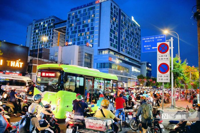 Hình ảnh ghi lại vào lúc 18h30 ngày 15/5, lúc này là giờ cao điểm "căng thẳng" kẹt xe nhất của tuyến đường này.