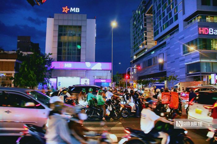 Dù bước đầu mang lại tín hiệu tích cực, nhiều người dân cho rằng cơ quan chức năng cần tiếp tục theo dõi, điều chỉnh tại các nút giao và khu vực ra vào sân bay để hạn chế xung đột giao thông khi lưu lượng xe tăng cao.