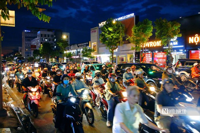Làn giao thông được đảo chiều giúp giảm thiểu kẹt xe đường Cộng Hòa.