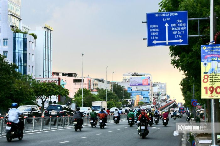 Theo Sở Xây dựng Tp.HCM, đường Cộng Hòa là tuyến cửa ngõ quan trọng kết nối sân bay với các trục Trường Chinh, Hoàng Văn Thụ, Lăng Cha Cả và khu vực trung tâm thành phố. Lưu lượng xe trên tuyến thường mất cân đối theo từng thời điểm trong ngày: buổi sáng đông xe vào trung tâm, trong khi chiều tối áp lực lại dồn theo hướng ngược lại.
