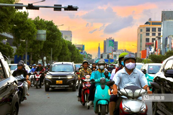 Trong khung giờ tan tầm, dòng xe máy từ các quận phía Tây Bắc liên tục đổ về trục Trường Chinh rồi dồn vào cửa ngõ Cộng Hòa khiến nhiều thời điểm phương tiện di chuyển chậm. Dù mật độ xe vẫn dày đặc, tình trạng ùn tắc kéo dài đã giảm đáng kể so với trước đây.