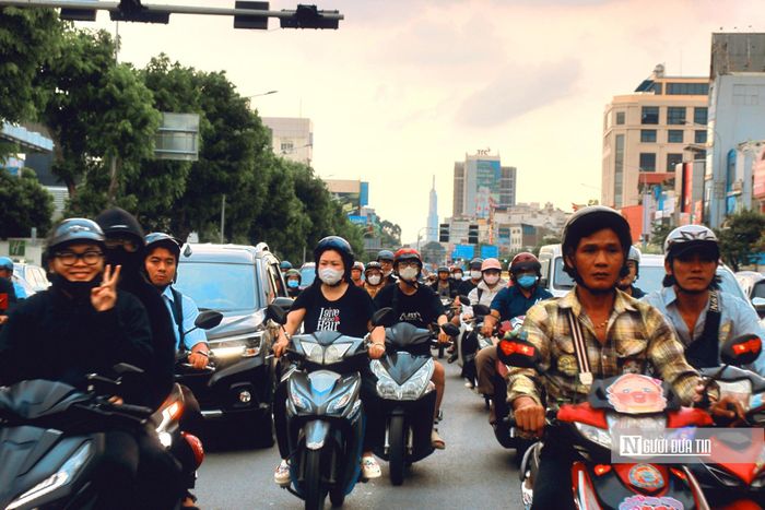 Vào buổi chiều, hướng xe từ trung tâm ra ngoại thành được tăng lên 4 làn để giải tỏa áp lực phương tiện đổ về khu vực Tây Bắc thành phố. Ở chiều ngược lại, số làn xe giảm còn 2. Đến sáng hôm sau, phương án tiếp tục được đảo chiều để ưu tiên dòng xe đi từ Trường Chinh hướng vào trung tâm và khu vực sân bay.