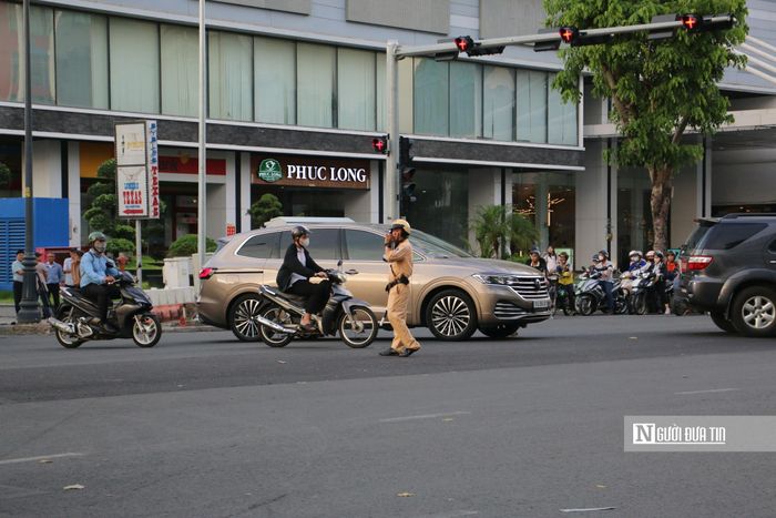 Đây là lần đầu tiên Tp.HCM áp dụng mô hình “đảo chiều linh hoạt” trên một tuyến giao thông huyết mạch. Theo ghi nhận của PV Người Đưa Tin vào chiều 15/5, lực lượng Đội CSGT Tân Sơn Nhất, dân quân tự vệ được bố trí ứng trực 100% quân số tại các điểm phân luồng để hướng dẫn người dân lưu thông theo phương án mới.