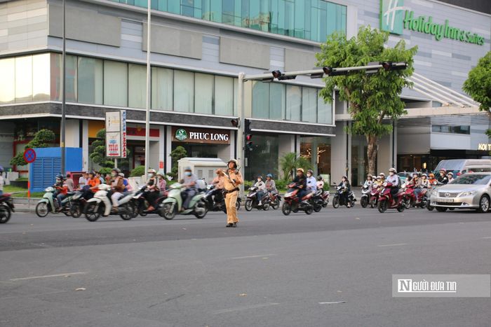 Trung tá Hoàng Bá Tuấn, Phó Trưởng phòng Cảnh sát giao thông, Công an Tp.HCM cho biết sau khi Sở Xây dựng hoàn thiện phương án tổ chức giao thông và thi công trên tuyến, lực lượng chức năng đã phối hợp điều tiết, hướng dẫn người dân di chuyển an toàn.“Những ngày đầu thực hiện, nhiều người dân còn bỡ ngỡ với hướng lưu thông, biển báo và vạch kẻ đường. Tuy nhiên, bước đầu trên tuyến chưa ghi nhận xung đột giao thông lớn”, Trung tá Tuấn thông tin.