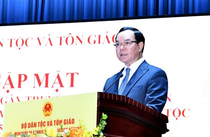 Ủy viên Trung ương Đảng, Bí thư Đảng ủy, Bộ trưởng Bộ Dân tộc và Tôn giáo Nguyễn Đình Khang phát biểu tại buổi gặp mặt.