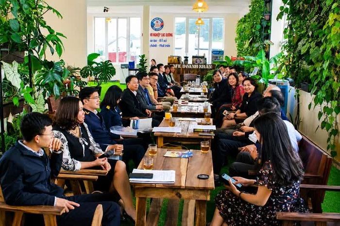 Một buổi Cà phê doanh nhân tổ chức tại Trung tâm OCOP Lạc Dương với sự tham dự của lãnh đạo địa phương, Hiệp hội Doanh nghiệp tỉnh Lâm Đồng cùng đông đảo doanh nghiệp, hợp tác xã.