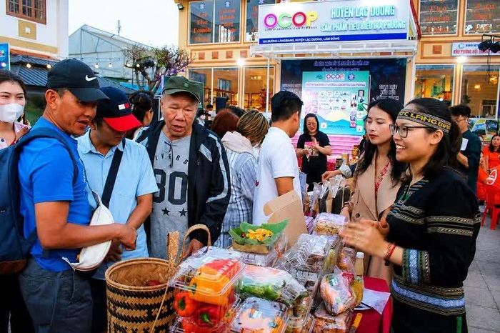 Các hoạt động quảng bá, kết nối tại Trung tâm OCOP Lạc Dương luôn thu hút đông đảo người dân, du khách tham quan, trải nghiệm, mua sắm.