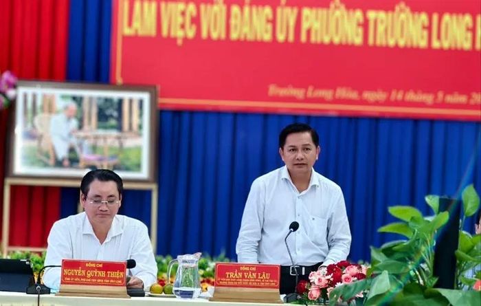  Bí thư Tỉnh ủy Vĩnh Long Trần Văn Lâu phát biểu tại buổi làm việc với Đảng ủy phường Trường Long Hòa. 